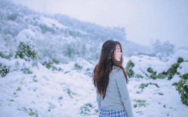 夏母一下变了脸色，把筷子重重拍在桌上：“你到处乱玩，名声都那么烂了，还有谁愿意要你？我这么费心张罗不还是为了你，你还要我担心到什么时候？” 对这种羞辱，夏媛已经完全适应，这次却是下意识地看了江毅珩一眼。